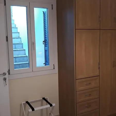 Nyaraló Monolithos Kiprí